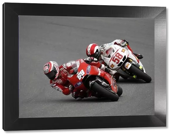 MotoGP. Nicky Hayden (USA), Marlboro Ducati Team, leads Marco Simoncelli 