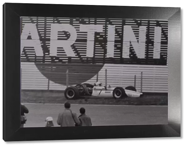 1968 Dutch Grand Prix. Zandvoort, Holland. 23 June 1968. John Surtees, Honda RA301, retired, accident, action. World Copyright: LAT Photographic Ref: Motor b&w print