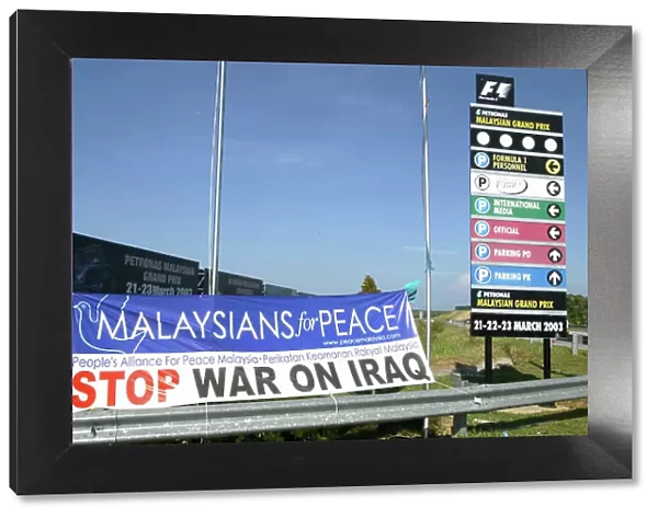 2003 Malaysian Grand Prix - Sunday race, Sepang, Malaysia. 23nd March 2003 Malaysians for peace sign. World copyright LAT Photographic. ref: Digital image