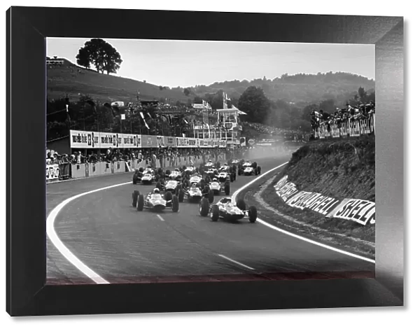 1965 French Grand Prix. Charade, Clermont-Ferrand, France. 25-27 June 1965. Jim Clark (Lotus 25-Climax), 1st position, leads the field away at the start of the 40 lap race, action. World Copyright - LAT Photographic. Ref: L65 / 280 / #6