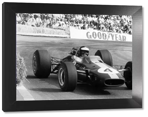 1966 Monaco Grand Prix. Monte Carlo, Monaco. 22 May 1966. Jim Clark, Lotus 33-Climax, retired, action. World Copyright: LAT Photographic Ref: b&w print