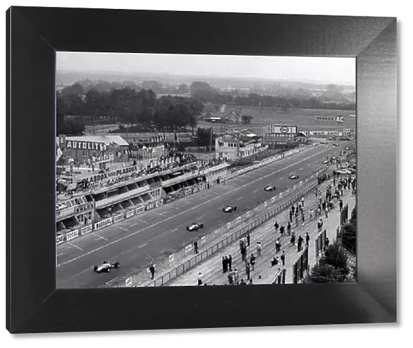 1967 French Grand Prix. Le Mans-Bugatti, France. 2 July 1967. Graham Hill, Lotus 49-Ford, retired, leads passed the pits, action. World Copyright: LAT Photographic Ref: Autosport b&w print