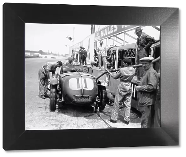 1932 Le Mans 24 hours. Le Mans, France. 18th - 19th June 1932. Franco Cortese / Gian Battista Guidotti, (Alfa Romeo 8C 2300), 2nd position, pit stop for fuel and oil top-up, action. World Copyright: LAT Photographic. ref
