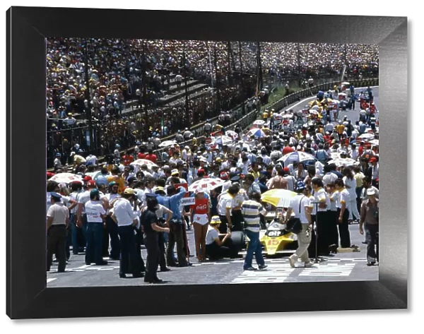 1980 Brazilian Grand Prix. Interlagos, Sao Paulo, Brazil. 25-27 January 1980. A packed grid before the Grand Prix gets underway. Ref-80 BRA 19. World Copyright - LAT Photographic