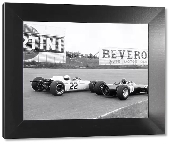 1965 Dutch Grand Prix. Zandvoort, Holland. 18 July 1965. Graham Hill, BRM P261, 4th position, leads Richie Ginther, Honda RA272, 6th position, action. World Copyright: LAT Photographic Ref: Motor b&w print