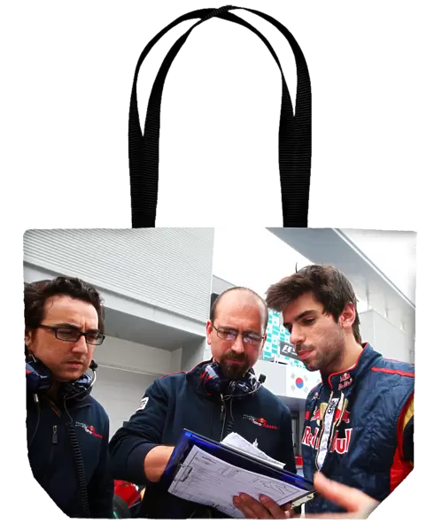 Formula One World Championship: Jaime Alguersuari Scuderia Toro Rosso with race engineers