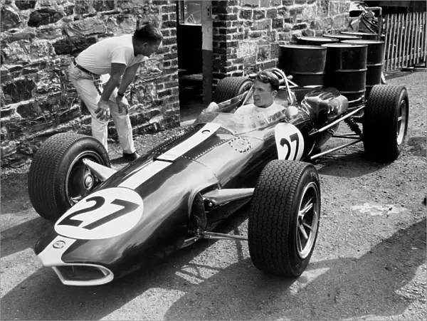 1966 Belgian Grand Prix - Dan Gurney: Dan Gurney, Eagle aR101-Climax, not classified, in the paddock, with Len Terry looking on, portrait