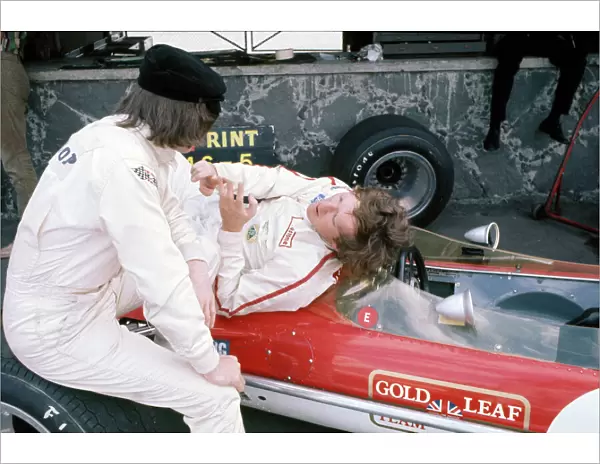 1969 Mexican Grand Prix - Jackie Stewart and Jochen Rindt: Jackie Stewart, 4th position, in converstion with a relaxed Jochen Rindt, retired