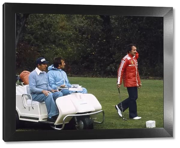 1975 United States Grand Prix - Clay Regazzoni plays golf: Rob Walker and Carlos Reutemann sit in their buggie and watch Clay Regazzoni play
