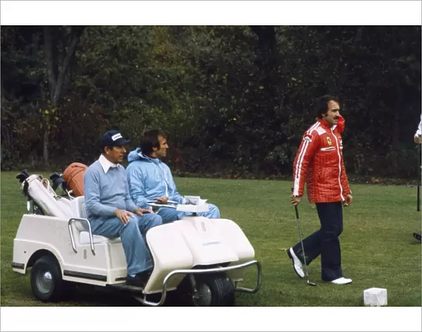 1975 United States Grand Prix - Clay Regazzoni plays golf: Rob Walker and Carlos Reutemann sit in their buggie and watch Clay Regazzoni play
