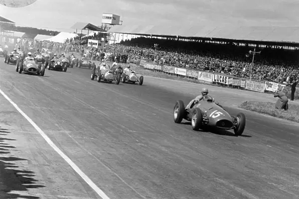 Silverstone, Great Britain. 19 July 1952: Alberto Ascari leads Giuseppe Farina, Reg Parnell, Alan Brown, Ken Downing, Eric Thompson and Mike