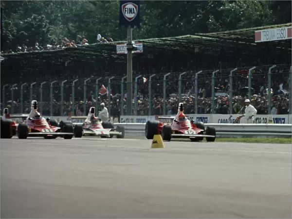 1975 Italian Grand Prix - Start: Niki Lauda, 3rd position, leads Clay Regazzoni, 1st position and Emerson Fittipaldi, 2nd position, at the start