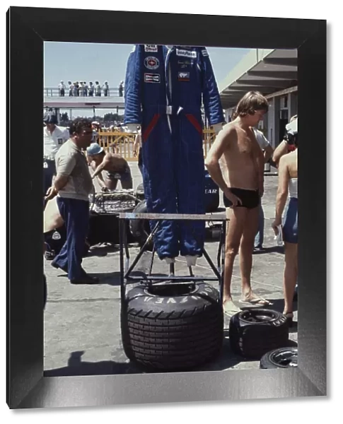 1977 Argentinian Grand Prix - Ronnie Peterson: Ronnie Peterson, retired, hangs up his overalls. Portrait