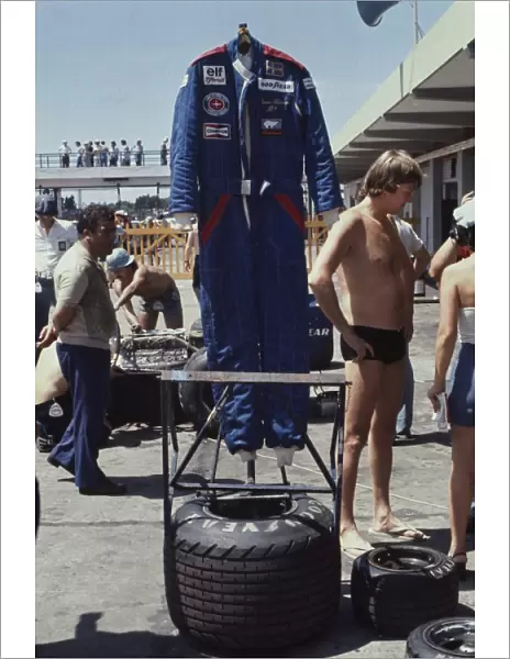 1977 Argentinian Grand Prix - Ronnie Peterson: Ronnie Peterson, retired, hangs up his overalls. Portrait