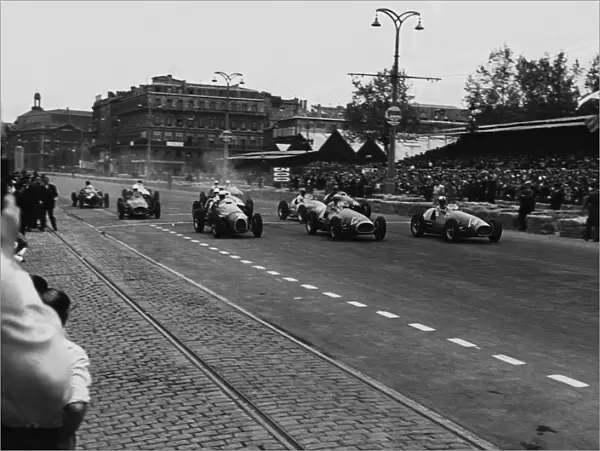 1954 Bordeaux Grand Prix - Start: Stirling Moss, 4th position, leads at the start of the race, action