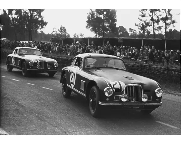 1950 Le Mans 24 hours: Charles Brackenbury  /  Reg Parnell, 6th position, leads George Abecassis  /  Lance Macklin, 5th position, action
