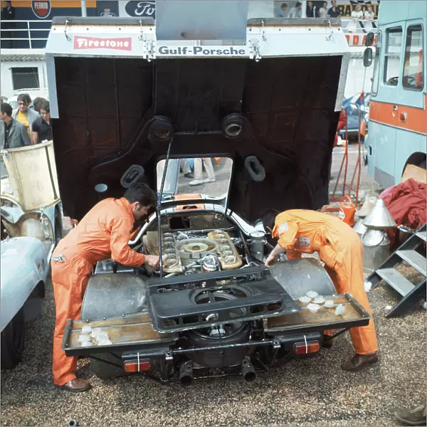 1970 Le Mans 24 Hours: Gulf Porsche team mechanics at work in the paddock