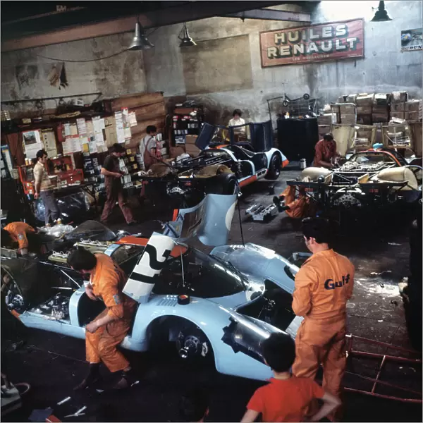 Gulf Porsche team mechanics