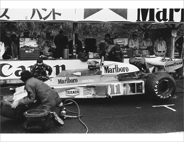 1976 Japanese Grand Prix: James Hunt, pit stop and tyre change due to a puncture, action