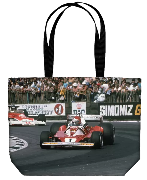 1976 British Grand Prix - Niki Lauda and James Hunt: Niki Lauda leads James Hunt at Druids