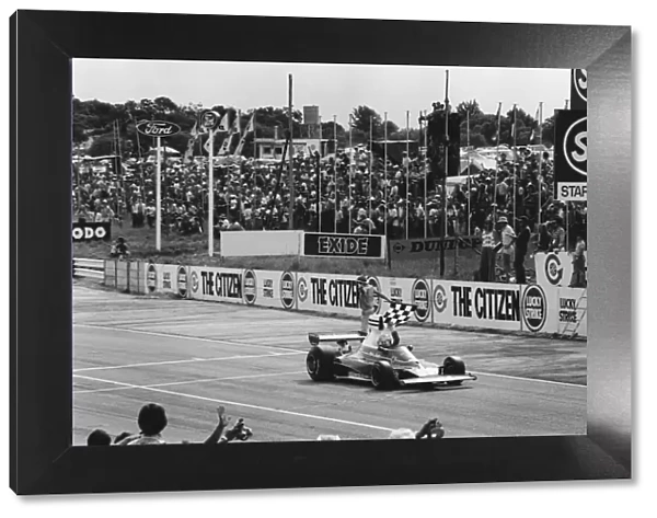 1976 South African Grand Prix: Niki Lauda, 1st position, takes the chequered flag, action