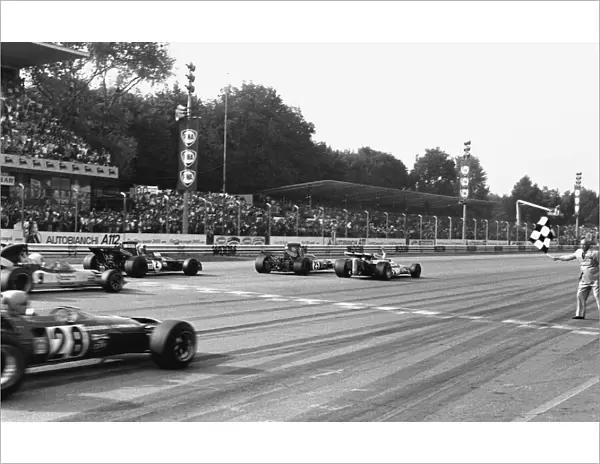 1971 Italian Grand Prix: Peter Gethin, Ronnie Peterson, Francois Cevert, Mike Hailwood and Howden Ganley cross the line with Gethin just finishing
