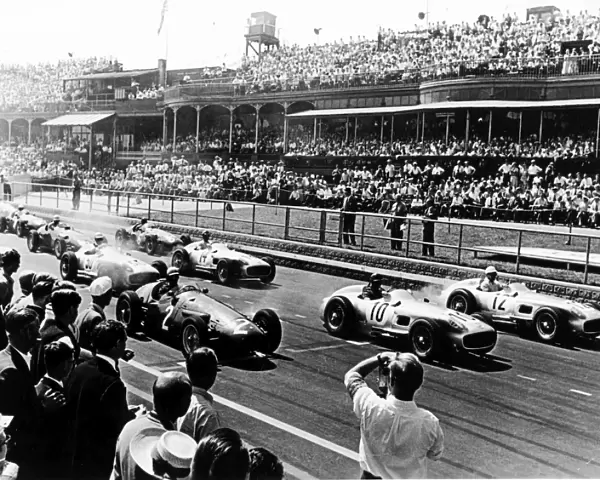 1955 British Grand Prix: Stirling Moss, Juan Manuel Fangio and Jean Behra lead Karl Kling and Piero Taruffi at the start