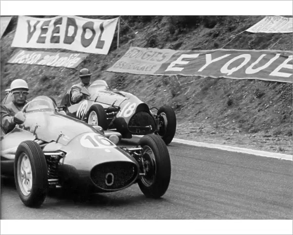 1953 Grand Prix de Rouen: Stirling Moss, Unclassified, passes Bob Gerard, 8th position, action