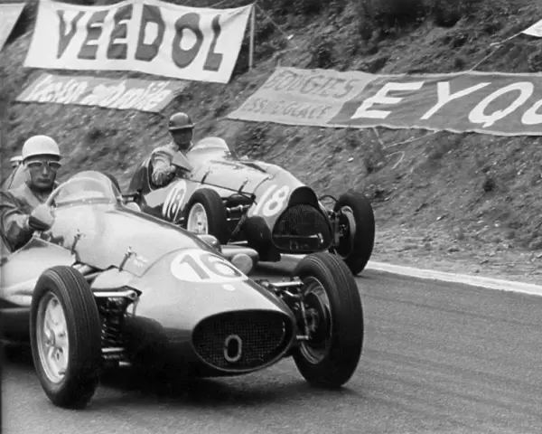 1953 Grand Prix de Rouen: Stirling Moss, Unclassified, passes Bob Gerard, 8th position, action