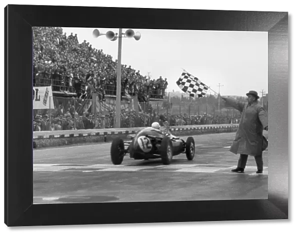 1959 Syracuse Grand Prix: Stirling Moss, 1st position, takes the chequered flag, acyion