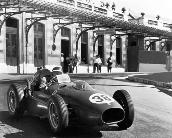 1958 Monaco Grand Prix: Mike Hawthorn, Ferrari Dino 246, retired, action