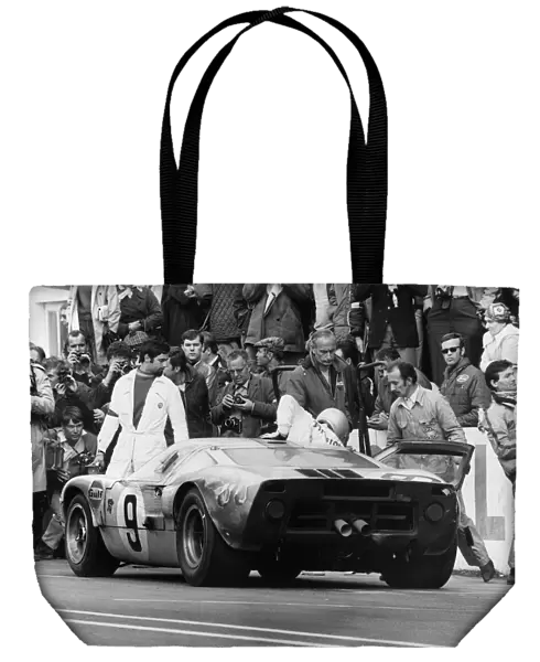 1968 Le Mans 24 hours: Pedro Rodriguez  /  Lucien Bianchi, 1st position, pit stop and driver change, action