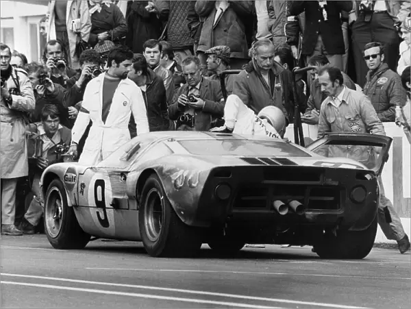 1968 Le Mans 24 hours: Pedro Rodriguez  /  Lucien Bianchi, 1st position, pit stop and driver change, action