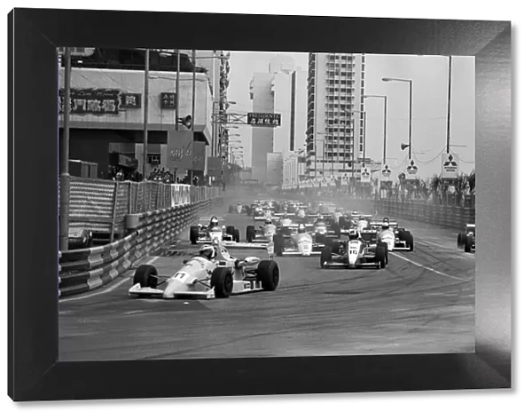 1989 Macau Formula Three Grand Prix: Otto Rensing, retired, leads the field into the first corner before the mass pile up, action