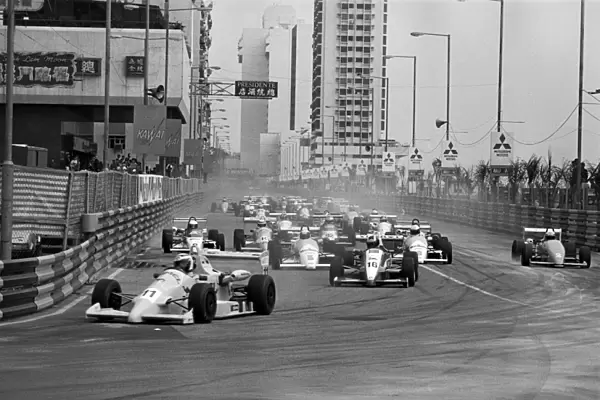 1989 Macau Formula Three Grand Prix: Otto Rensing, retired, leads the field into the first corner before the mass pile up, action