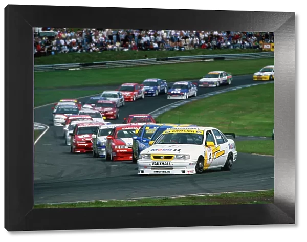 1995 British Touring Car Championship: John Cleland, Vauxhall Cavalier 16V, 1st position, leads the field, action