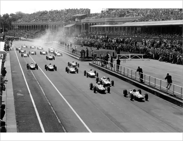 1962 British Grand Prix: Jim Clark leads John Surtees, Bruce McLaren, Dan Gurney, Jack Brabham, Graham Hill, Richie Ginther, Roy Salvadori