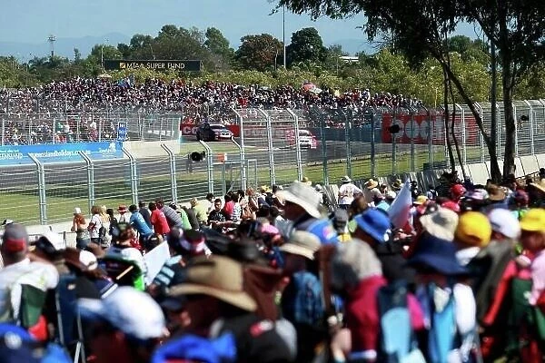 09av806. The crowds were everywhere for the inaugural race in North Queensland