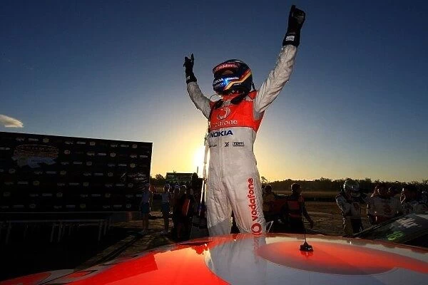 09av809. Jamie Whincup (Aust) Team Vodafone 888 Ford won race 15