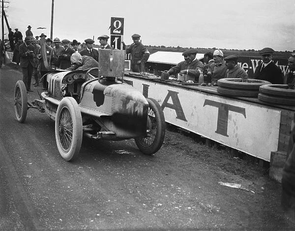 1922 French Grand Prix - Pietro Bordino: Pietro Bordino, retired, pits stop for fuel and new spark plugs, action