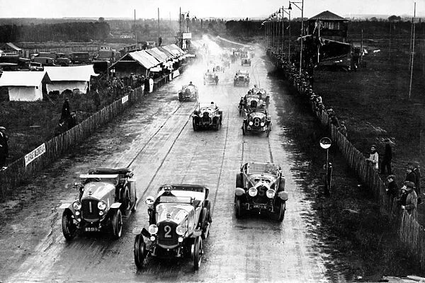 1923 Le Mans hours: Gonzague Lecureul / Dlaud leads Andre Dils / Nicolas Caerels and Robert Bloch / Stalter at the start