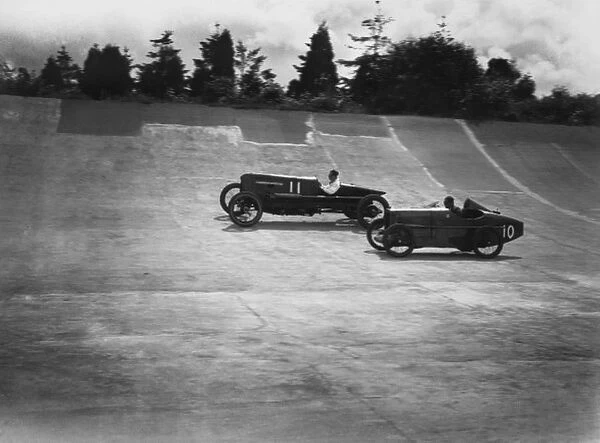 1924 BARC Brooklands Meeting: Tommy Hann, Lanchester, leads Dingle, action