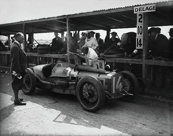 1926 British Grand Prix. Brooklands, Great Britain. 7th August 1926. Robert Senechal / Louis Wagner (Delage 155B), 1st position, in the pits, action. World Copyright: LAT Photographic. Ref: Autocar Glass Plate A6539