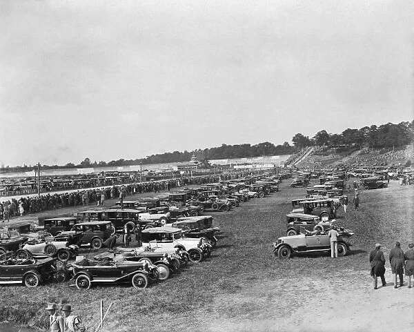 1926 RAC English Grand Prix. Brooklands, Great Britain: Crowds arrive for the first Grand Prix held on British soil