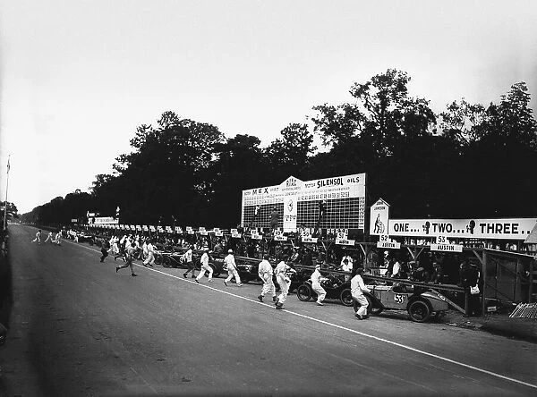 1929 Irish Grand Prix: Drivers run to their cars at the start of the race, action