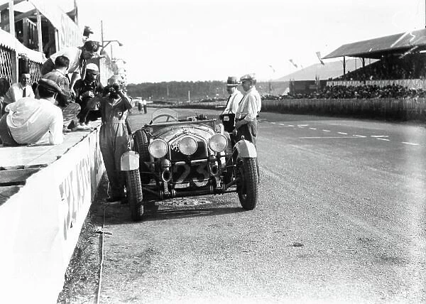 1930 Le Mans 24 hours. Le Mans, France. 21st - 22nd June 1930. Lord Earl Howe / Leslie Callingham, (Alfa Romeo 6C Sport), 5th position, pit stop and drinks, action. World Copyright: LAT Photographic. ref
