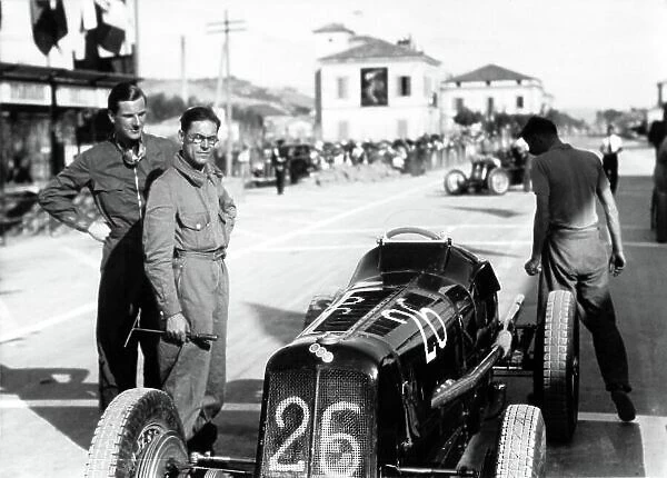 1935 Coppa Acerbo Junior voiturette race. Pescara, Italy. 15 August 1935. Dick Seaman, ERA B-type, 1st position, stands with his mechanic Jock Finlayson, before the start, portrait. World Copyright: Robert Fellowes / LAT Photographic Ref: 35CA12