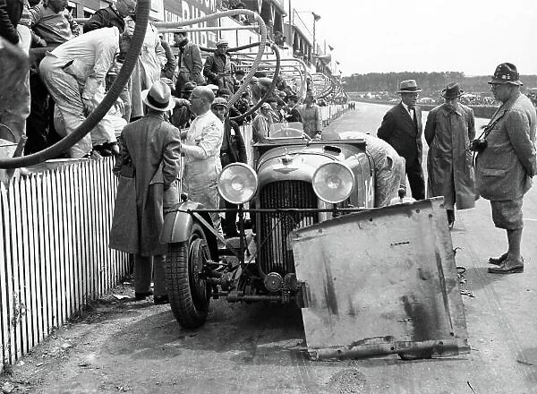 1935 Le Mans 24 hours. Le Mans, France. 15-16 June 1935. Dr John Benjafield / Ronald Gunter (Lagonda Rapide), 13th position, pit stop. World Copyright - LAT Photographic. Ref: C6561