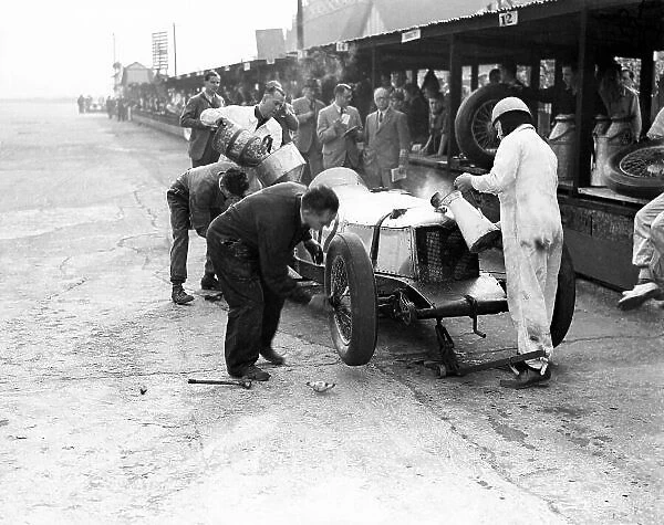 1936 Brooklands. Pit stop, action. World Copyright: LAT Photographic