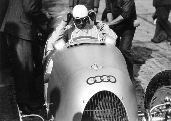 1936 Eifelrennen. Nurburgring, Germany. 14 June 1936. Achille Varzi, Auto Union C, 7th position, portrait, helmet. World Copyright: Robert Fellowes  /  LAT Photographic Ref: 36EIF03